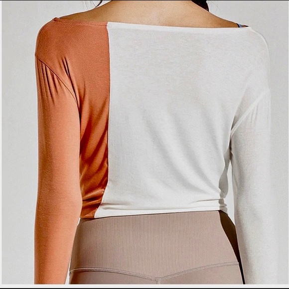 Long sleeves with asymmetrical neckline and contrast color - Picture 6 of 6